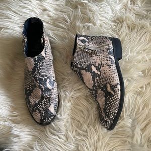 Time and true animal print snake textured chunky heel ankle booties boots sz 8